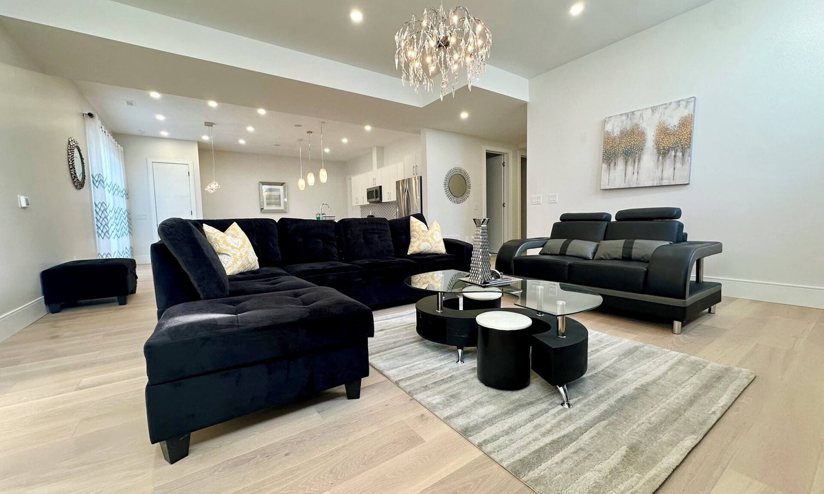 Grimsby House | Lakefront Lower Level Walkout- 35 min to Niagara