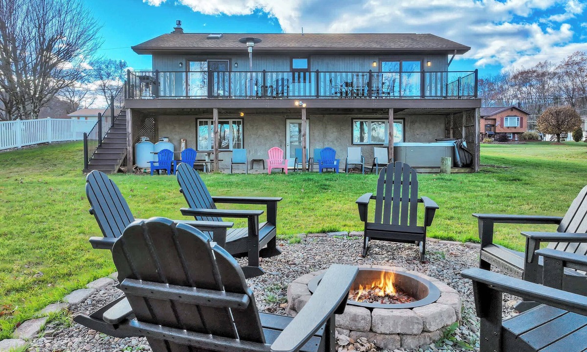 White Haven Cabin | LakeFront Pocono Cabin | Massive Yard & Hot Tub
