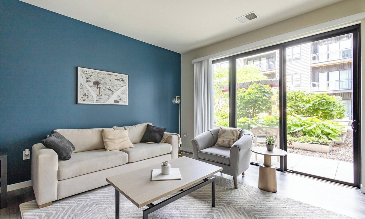 Milwaukee Apartment | Landing | Modern 1BD, Courtyard, Gym