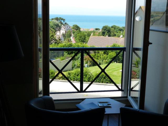 Arromanches-les-Bains Bed & Breakfast | LE RUBAN BLEU FACE A LA MER