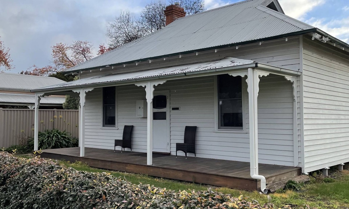 Mansfield House | Location Location - 5 minutes walk to shops, restaurants and cafes.