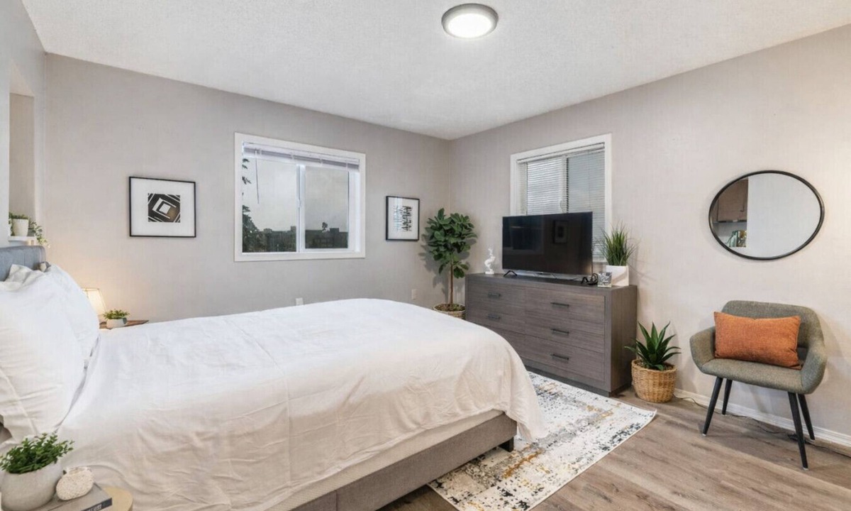 Hilltop Apartment | Lovely Private Studio Freshly Renovated Downtown 7