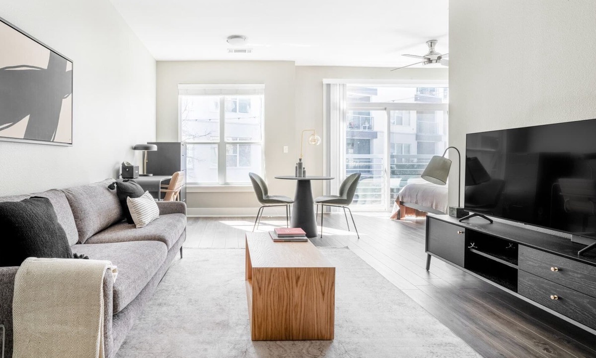 Riverside Apartment | Luxe Riverside Studio w/ Gym & W/D, nr Lady Bird Lake, by Blueground