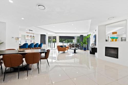Mermaid Beach Villa | Luxury Mermaid Beach Pool 4 King Sleeps 10