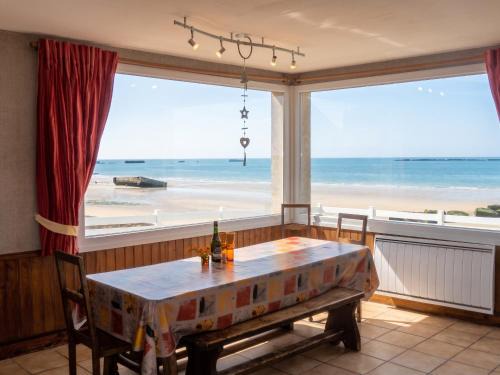 Arromanches-les-Bains House | Maison spacieuse avec vue sur la mer à Arromanches-les-Bains