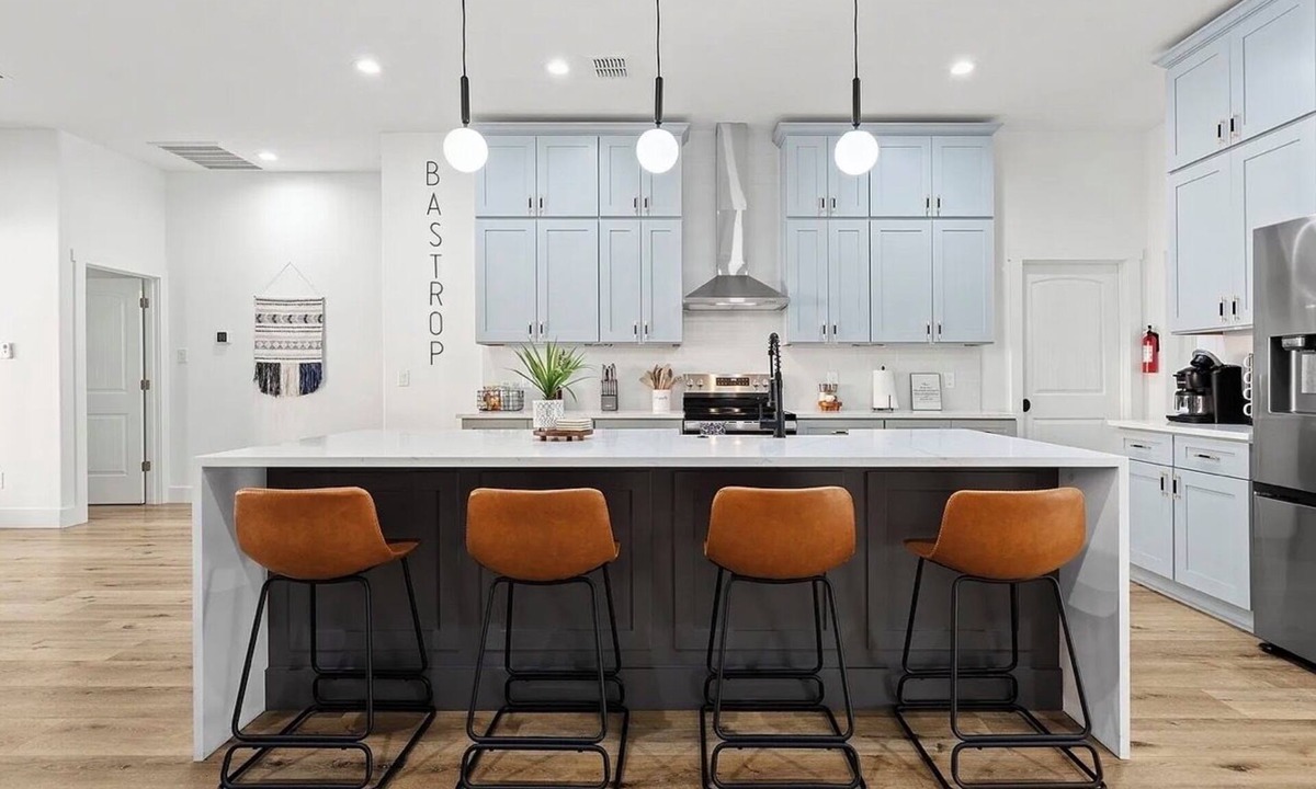 Bastrop House | Master suite/Soaking Tub/Spacious Kitchen