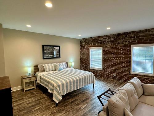 Bellevue House | Mill View Suite - River Rock Inn