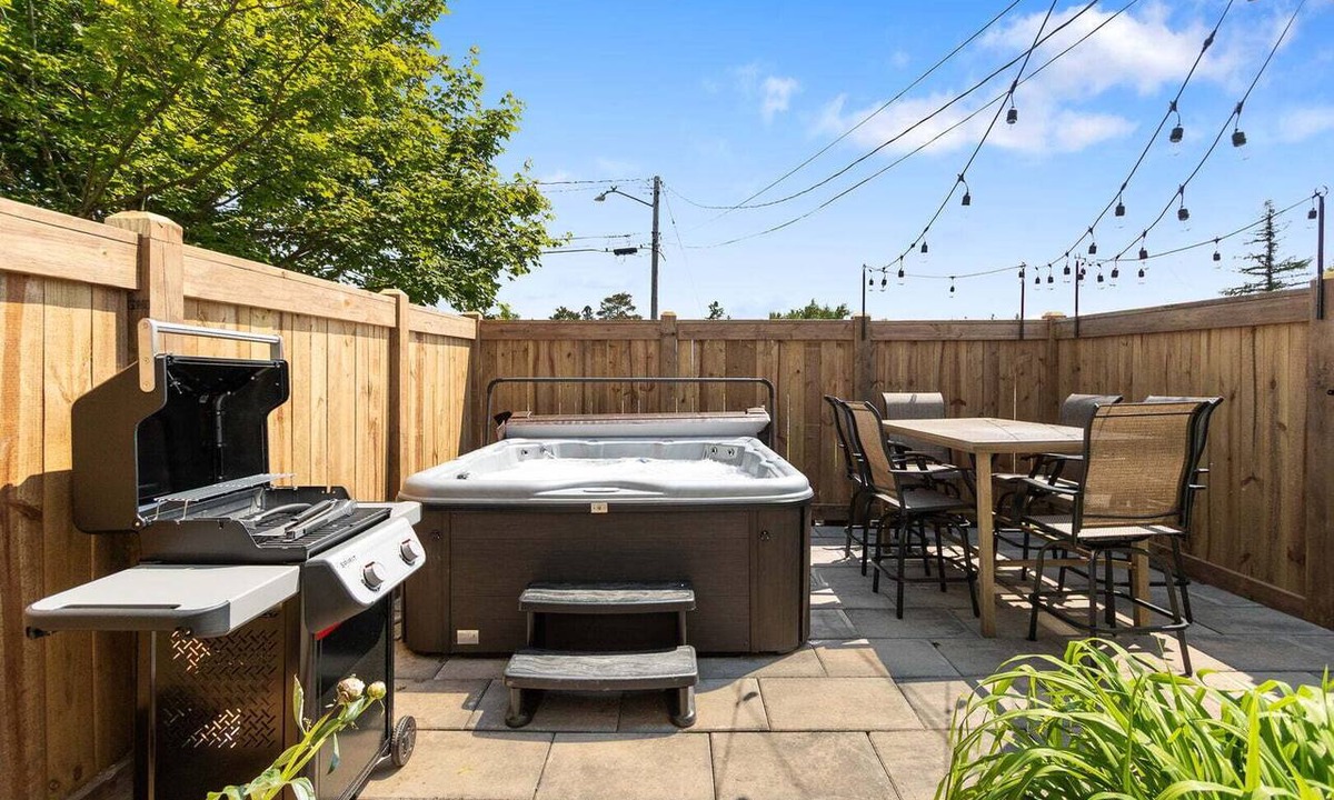 Lakeside - Lester Park House | Minutes to Brighton Beach, Mayfair Home