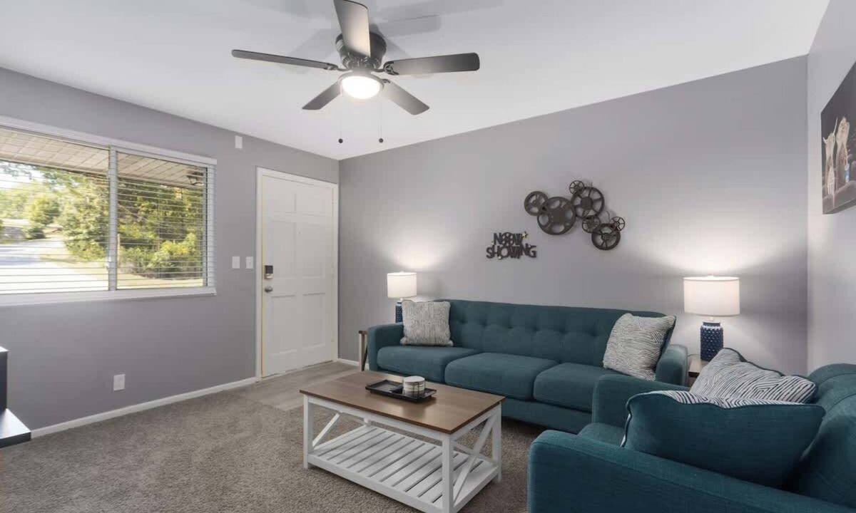 Riverside Apartment | Modern 2BR Near Downtown KC | Free Parking