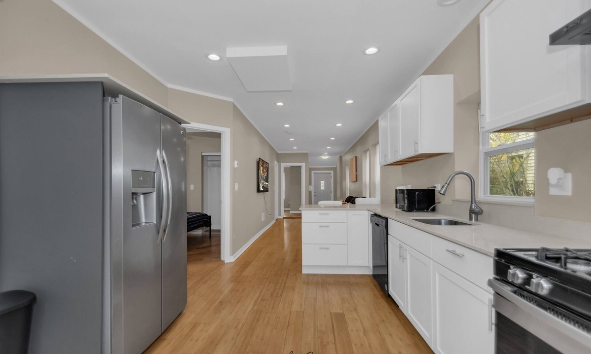 North Chicago House | Modern 3BR Apartment Near Navy Base And Six Flags.