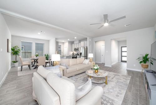 Rosenberg House | Modern and Spacious 4BR Home in Rosenberg, TX