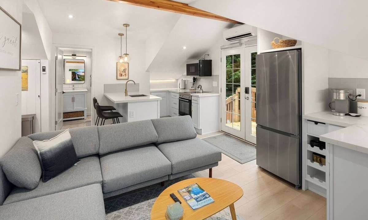 Ballard Apartment | Modern Ballard Flat with Private Entry & Fire Pit