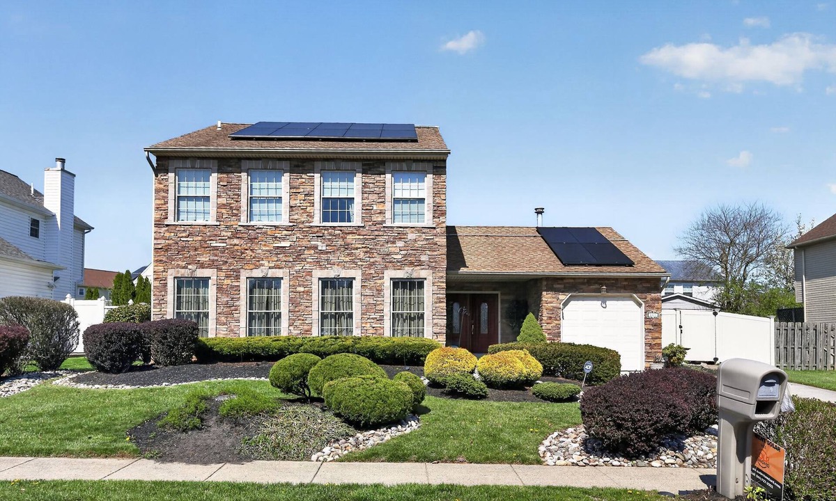 Bensalem House | Modern Comfort in Bensalem – Convenient Stay!