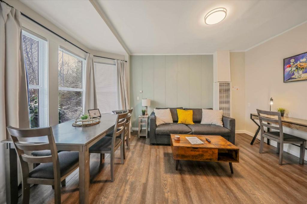 Renton Apartment | Modern Deluxe Kitchen, King Bed, Laundry, DT Renton close to Valley Med & SeaTac