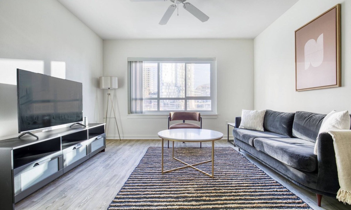 West Bellevue Apartment | Modern Downtown Bellevue 2BR w/W/D & Storage, near Shops, by Blueground