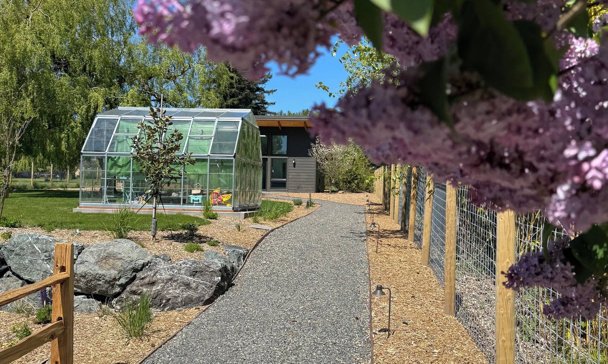 Bellingham House | Modern Executive Retreat with Garden Charm 2BR/2BA
