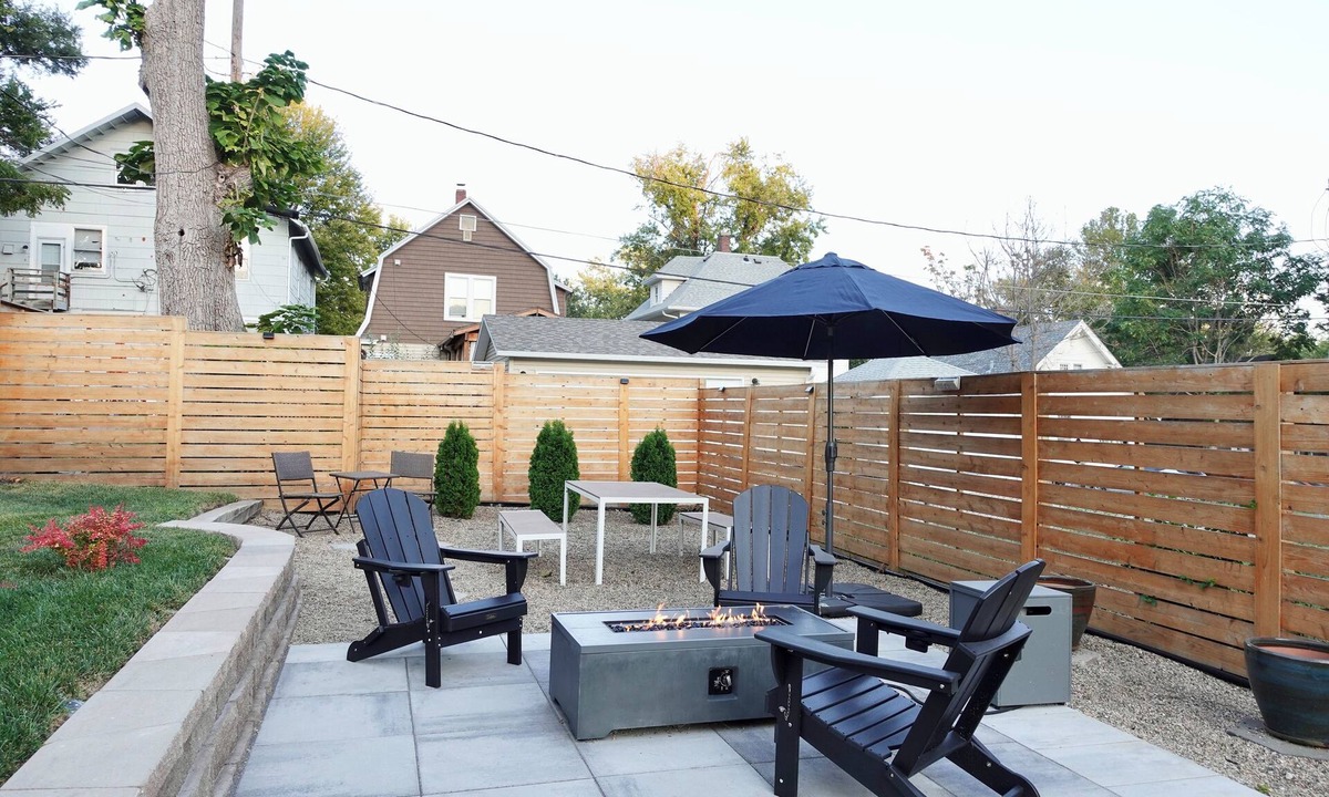 Midtown House | Modern Gem: King Bed I Arcade I FirePit I 5mins CWS I CHI Arena I Creighton