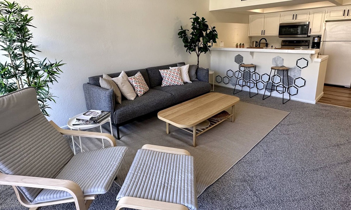 Deepwell Estates Condo | Modern king bed w huge pool, tennis courts, patio & grill.