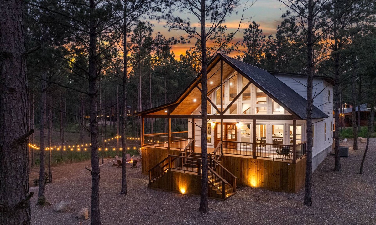 Broken Bow Cabin | Modern Luxurious Rustic Cabin that promises an unforgettable escape into nature!