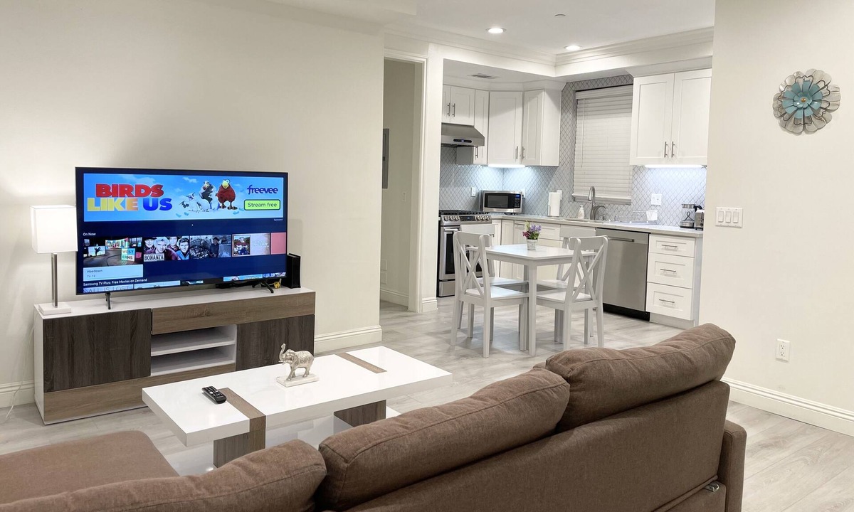 Mid Central House | Modern Spacious 3B3B Townhome 10 mins from PCC