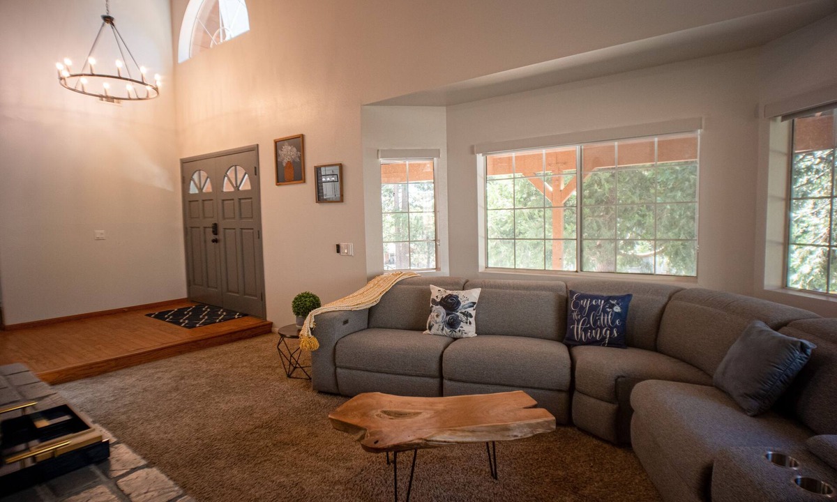 Running Springs Cabin | Modern spacious hot tub + Deck Lake Arrowhead + Big Bear