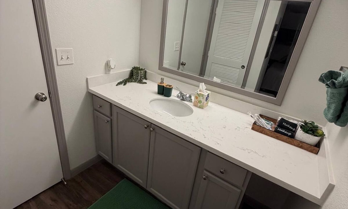 Braeswood Place Apartment | Modern Studio Apartment Pool & Gym Access Ideal for Relaxing Stays in Houston