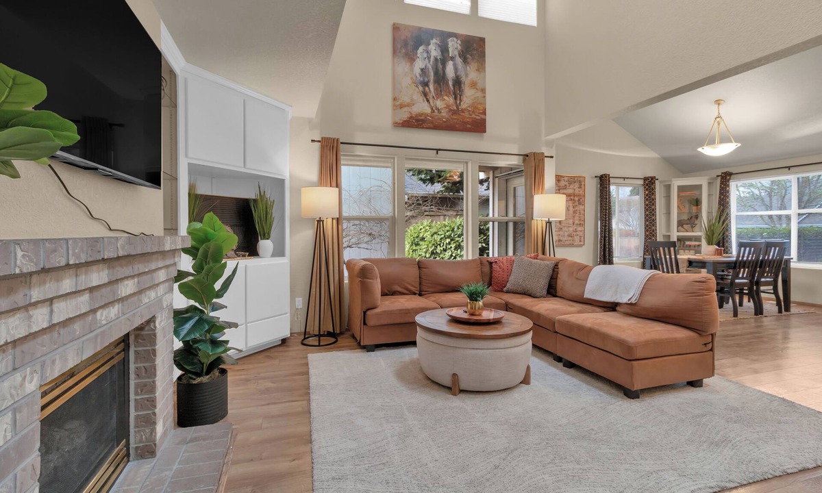 East Olympia House | Modern trail-adjacent home with primary suite and fenced yard
