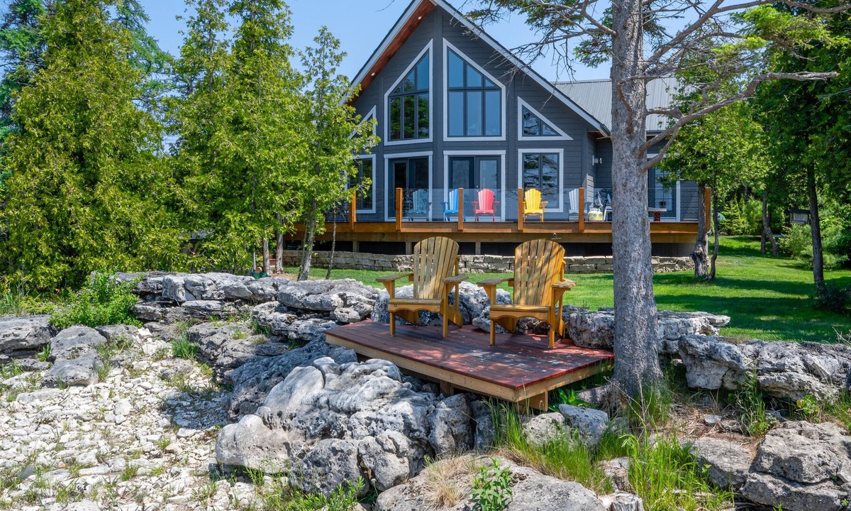 Colpoys Bay Cabin | Modern Waterfront Log Cabin