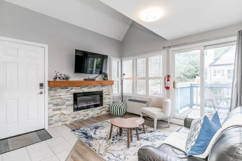 Craigleith House | Mountain View Ski-In-Out Pool Shuttle to Blue