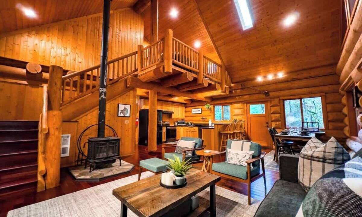 Warnick Cabin | Mt. Baker Log Cabin | Fireplace + Fast WiFi