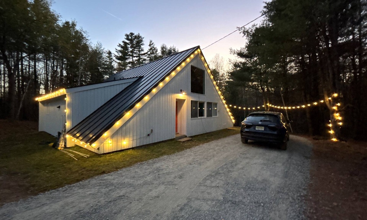 Jamaica Ski Chalet | New! 7 min to Stratton access road, HotTub, Sauna EV