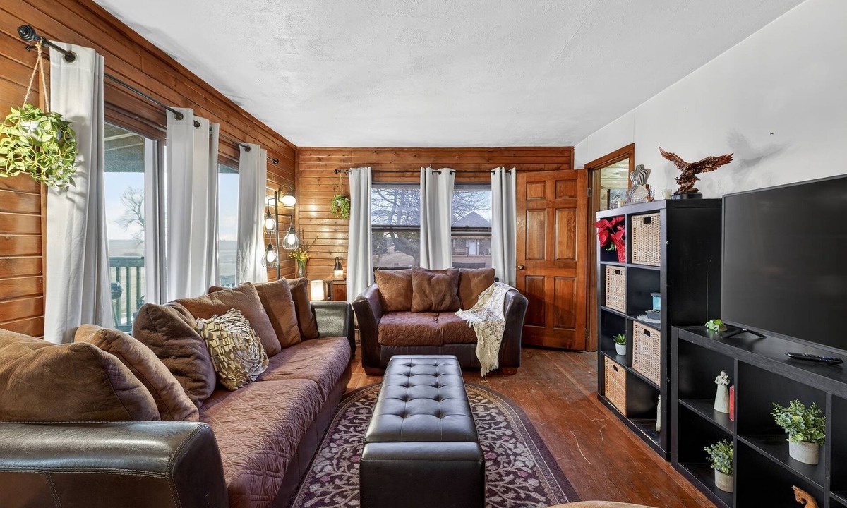 Buffalo Ridge Cabin | NEW! Rustic Shadows 5BDRM - Sioux Falls Escape, Firepit, Pet Friendly!