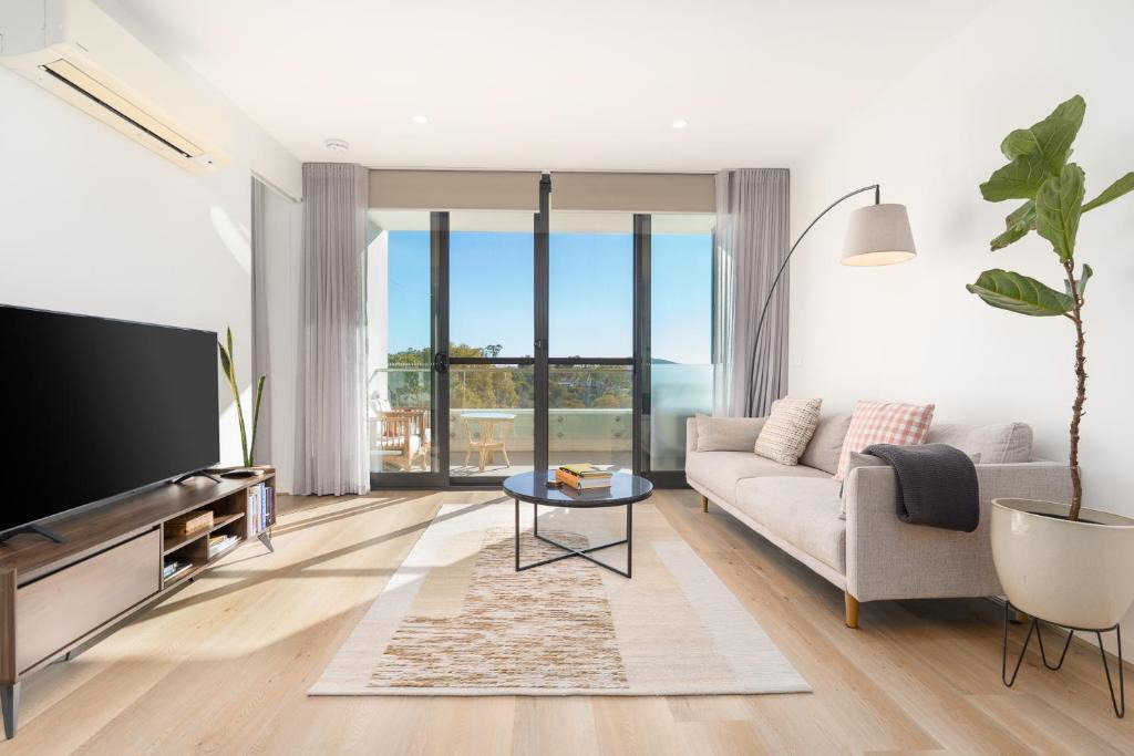 Lyons Apartment | North-Facing Apartment with Telstra Tower Views - Hosted by Canstay