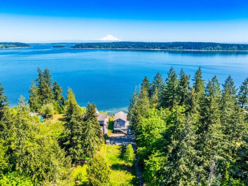 Longbranch House | Oceanfront Retreat, Mount Rainier, King bed, Games