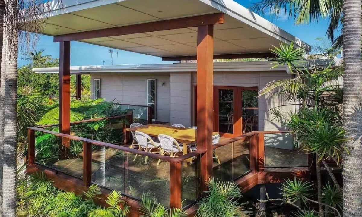 Port Macquarie House | Paws n Relax - Pet friendly, walk to off leash beach and cafes
