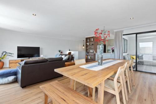 Apollo Bay Apartment | Pebbles on Pascoe - Central apartment