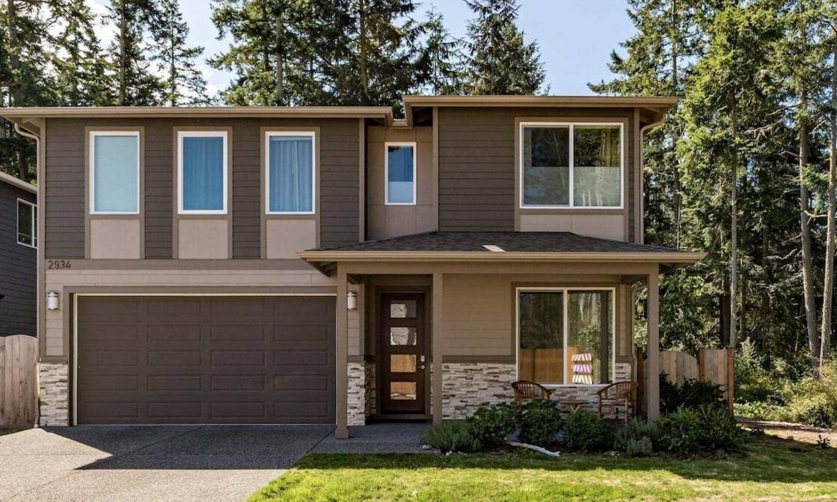Oak Harbor House | Perch - Modern End-Unit Surrounded by Nature