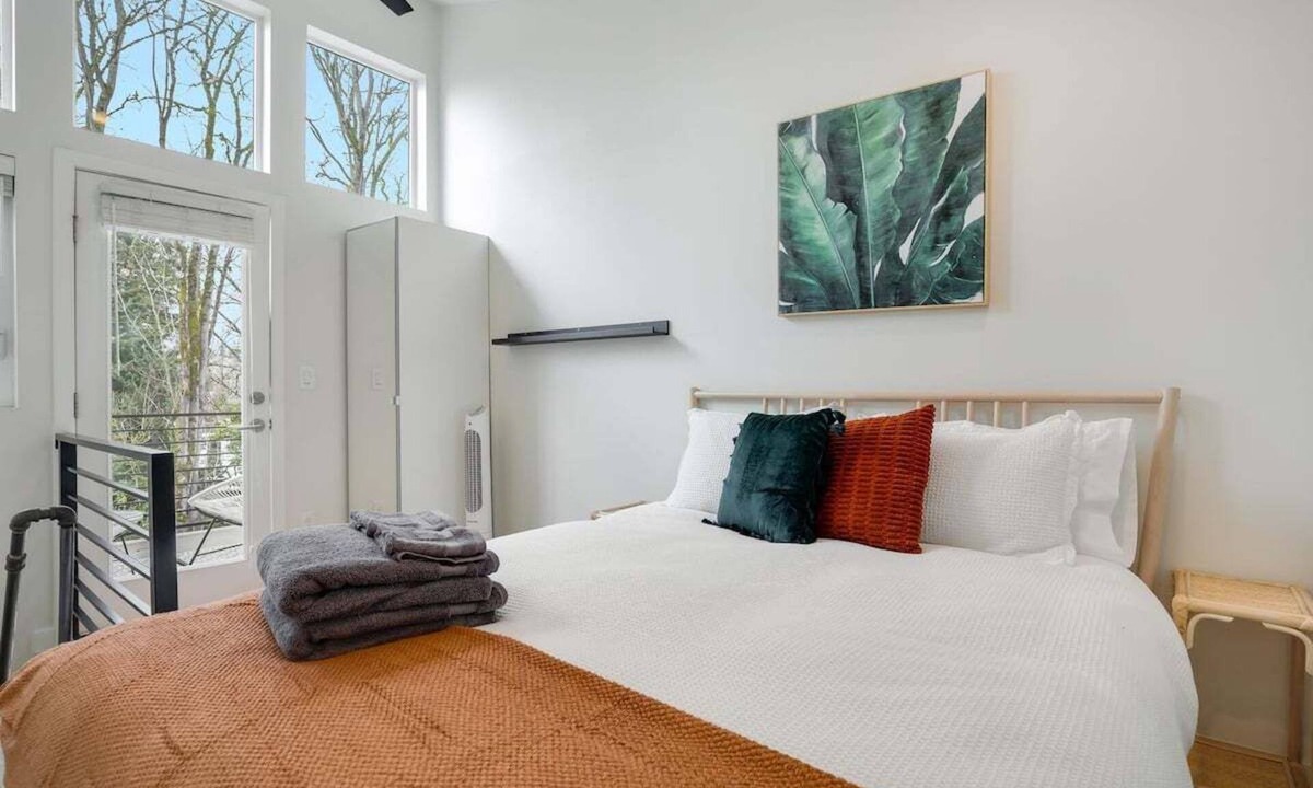 North Delridge House | Perch - Pigeon Point Hideaway: Beautiful West Seattle 2BR Home