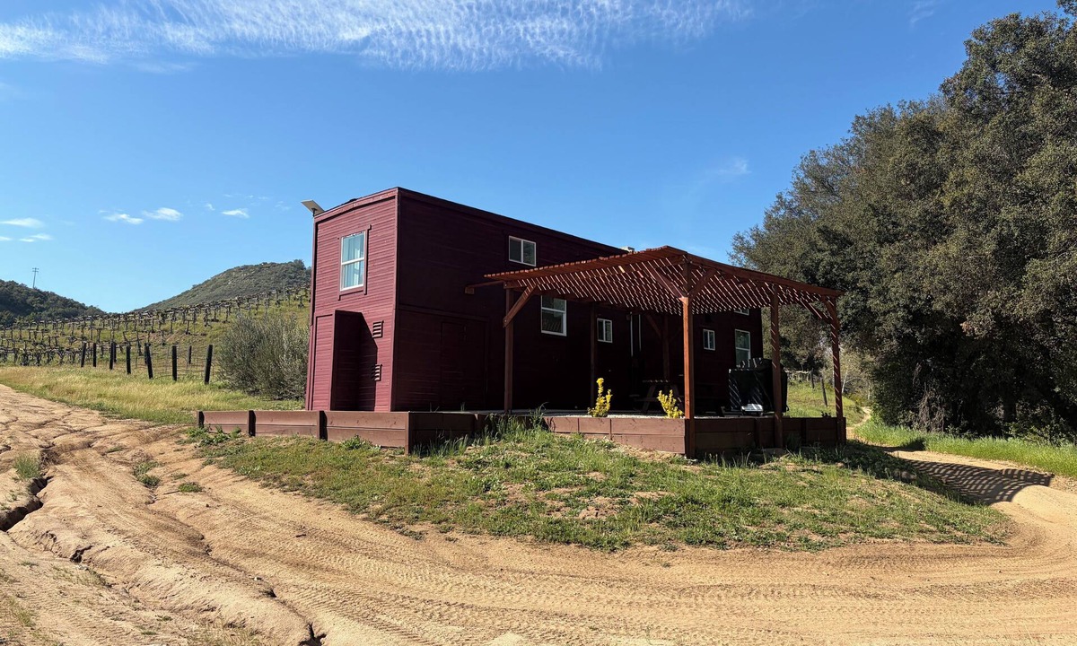 Fallbrook Cabin | Pitaya Cabin @ Vinyard Winery, 6 Adults, 2 Kids, Wifi, AC, Fallbrook