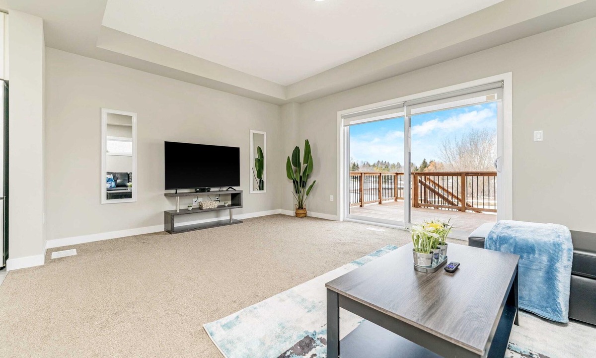 Doon South House | Pondside Home w Sun Deck - Near Victoria Park!