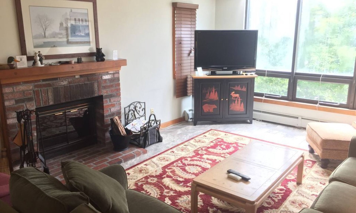 West Dover House | Popular Timber Creek! Room for everyone, shuttle to mountain, hot tub