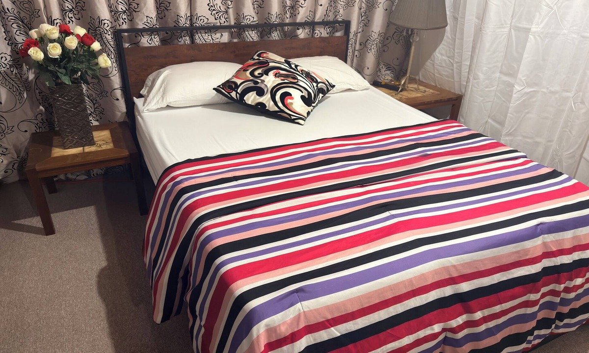 London House | Private Room with Queen Size Bed