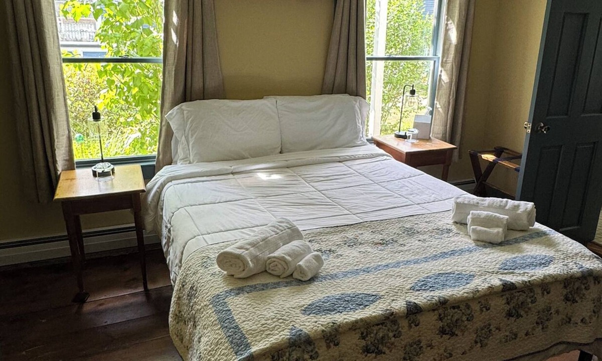Chester Depot Hotel | Quaint Queen room at the Chester Inn