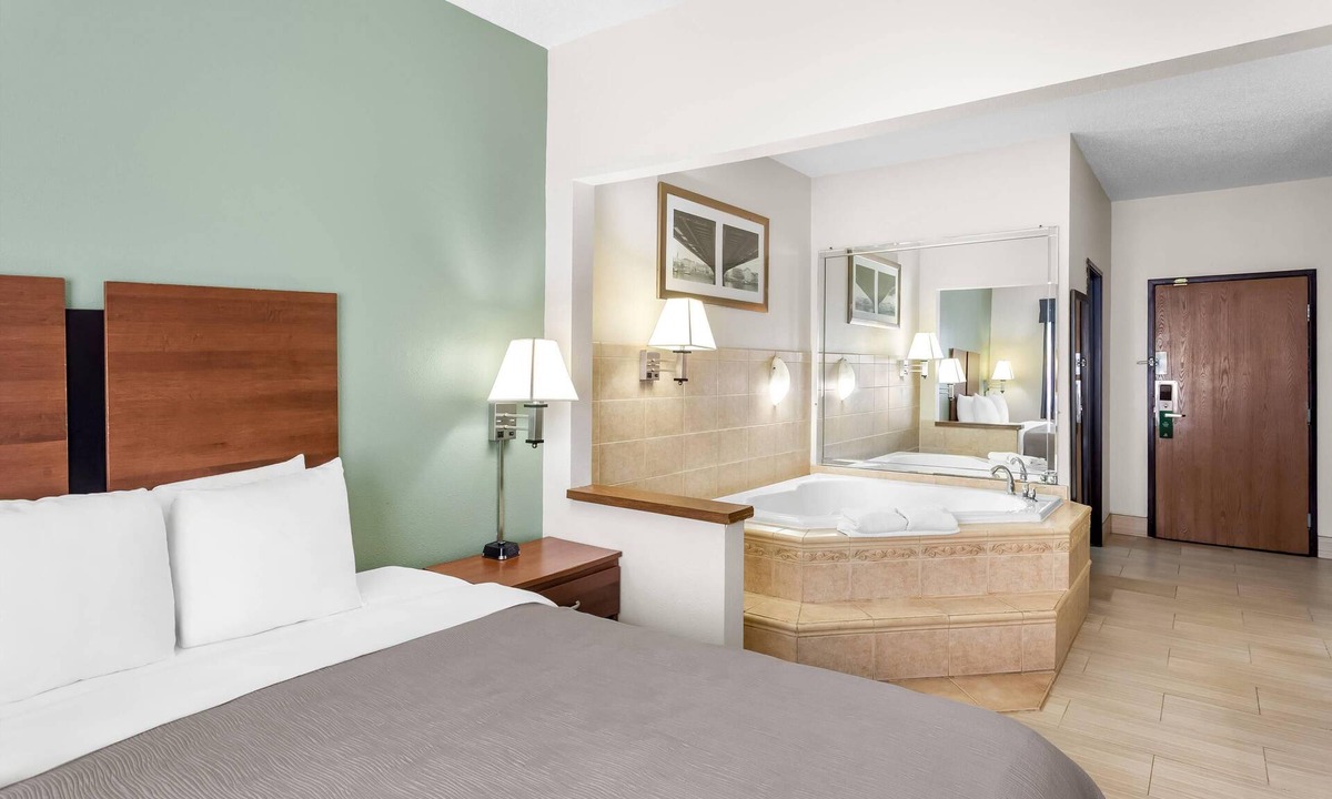 Beloit Hotel | Quality Inn Beloit