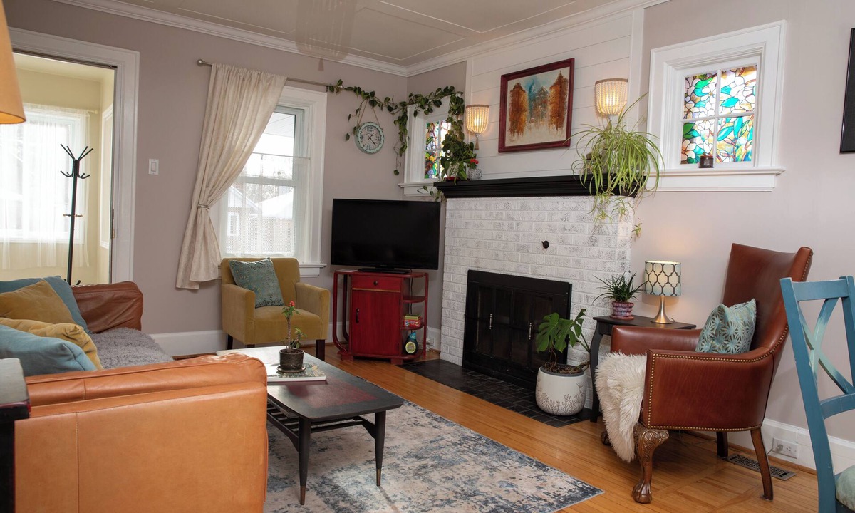 Sudbury House | Quiet & Charming Home - Perfect for Extended Stays