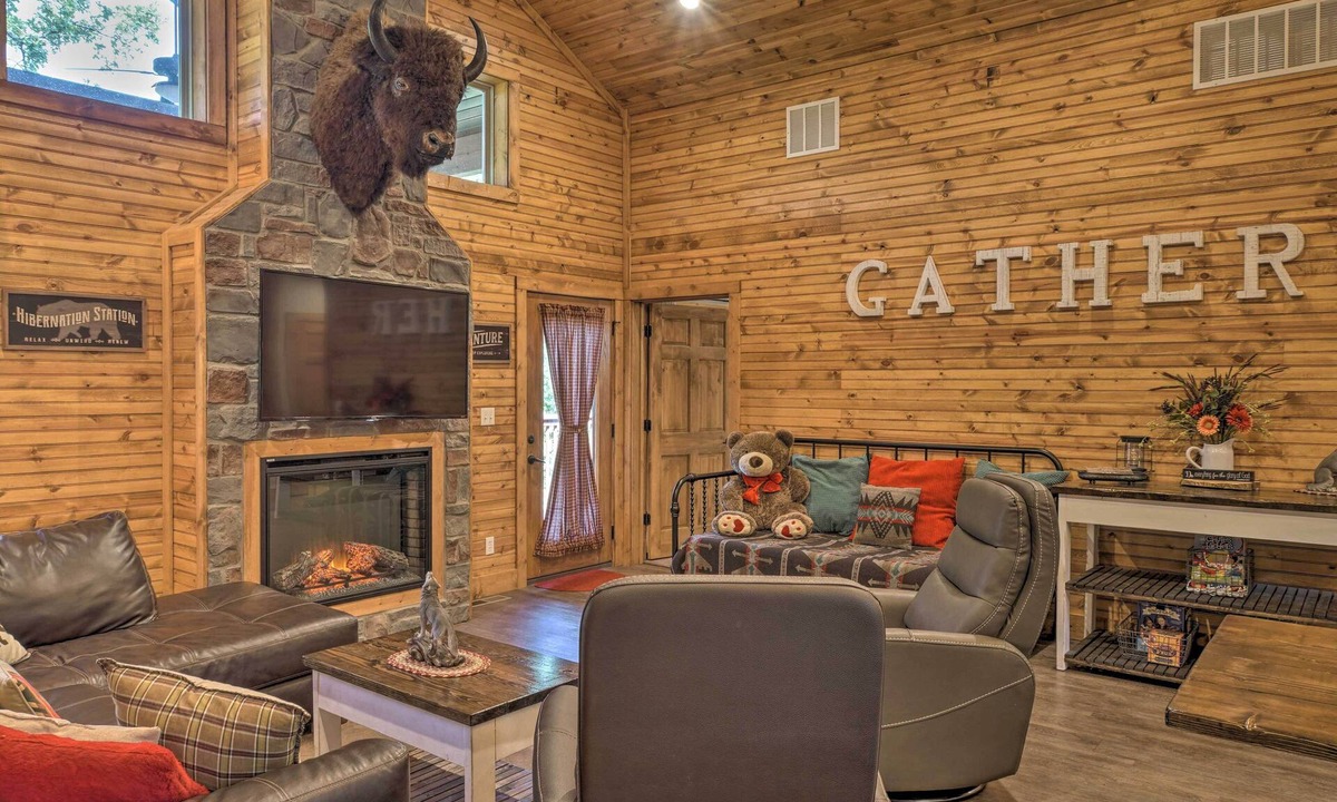 Reeds Spring Cabin | Relax Fireside: Family-Friendly Branson West Cabin