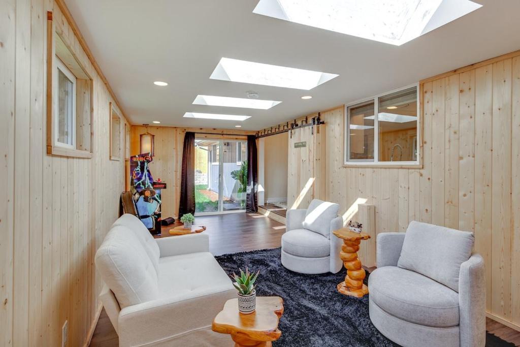 University Place House | Relax in University Place - Sleeps 5 - Game Room