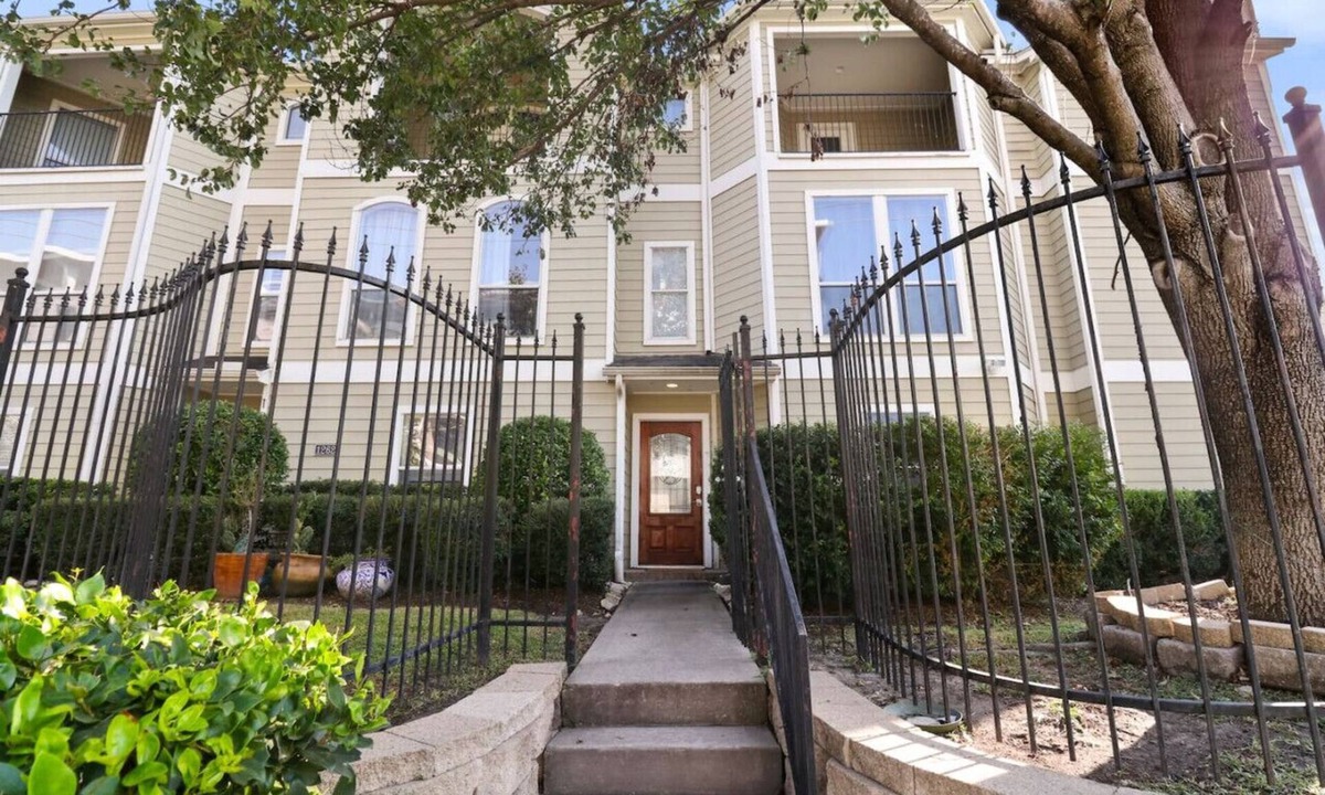 Shady Acres House | Relax & Unwind: Cozy Fall Home in The Heights