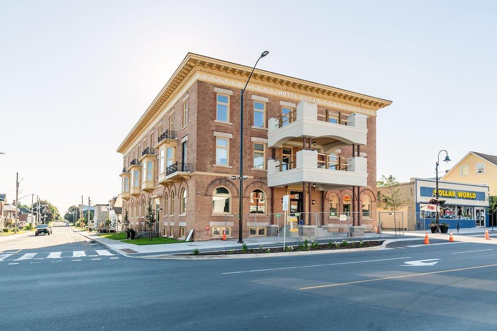 Smiths Falls Apartment | Rideau 2Br Signature Apartments. Free Parking