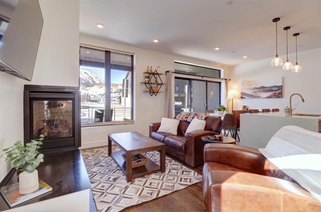 Willow Grove Apartment | River West 515